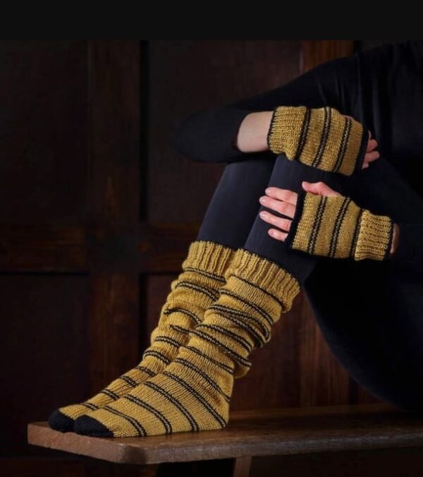 Harry Potter Wizarding World Hogwarts Slouch Socks and Mittens Knitting Kits - Image 10